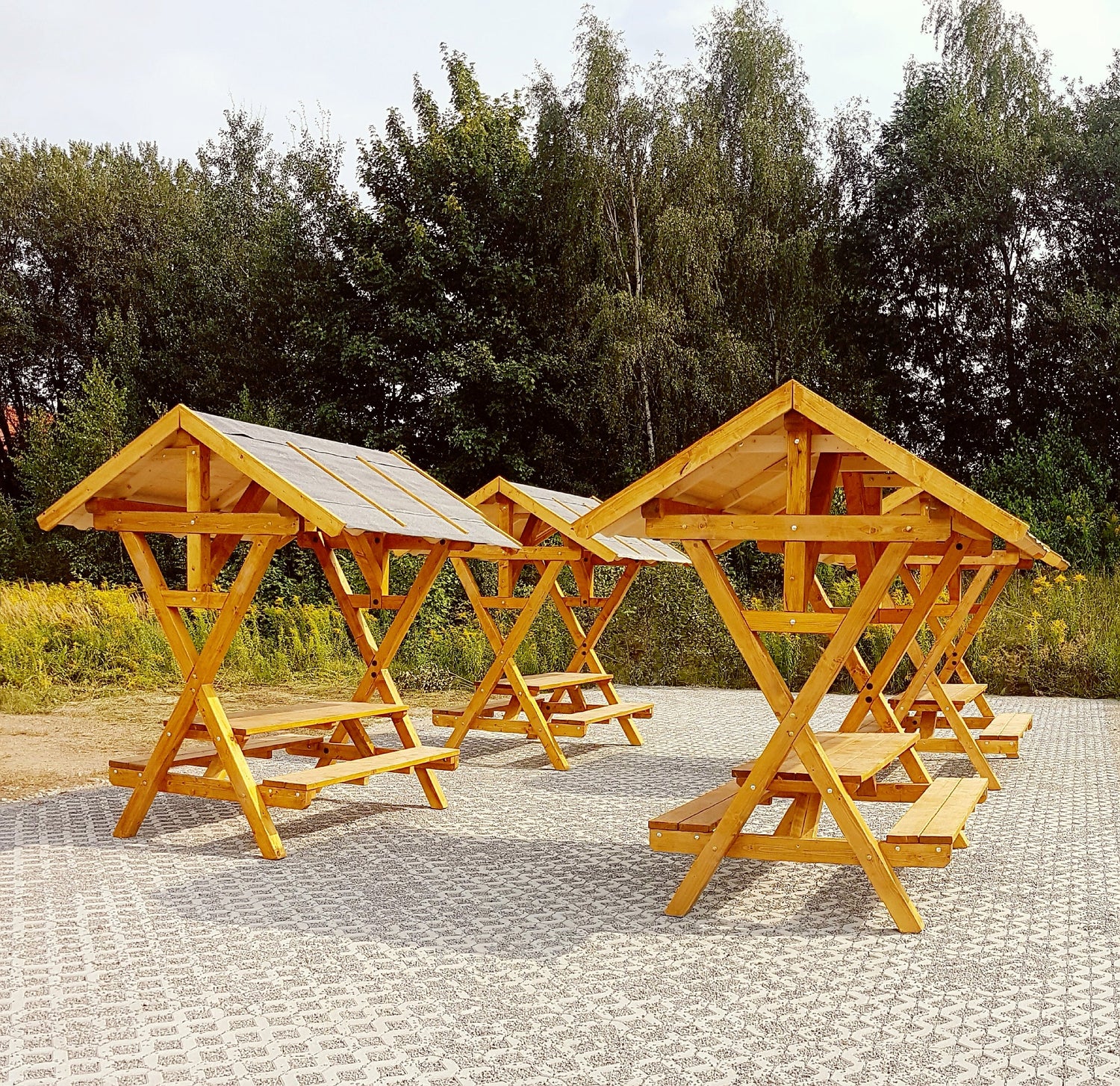 überdachte Sitzgruppen