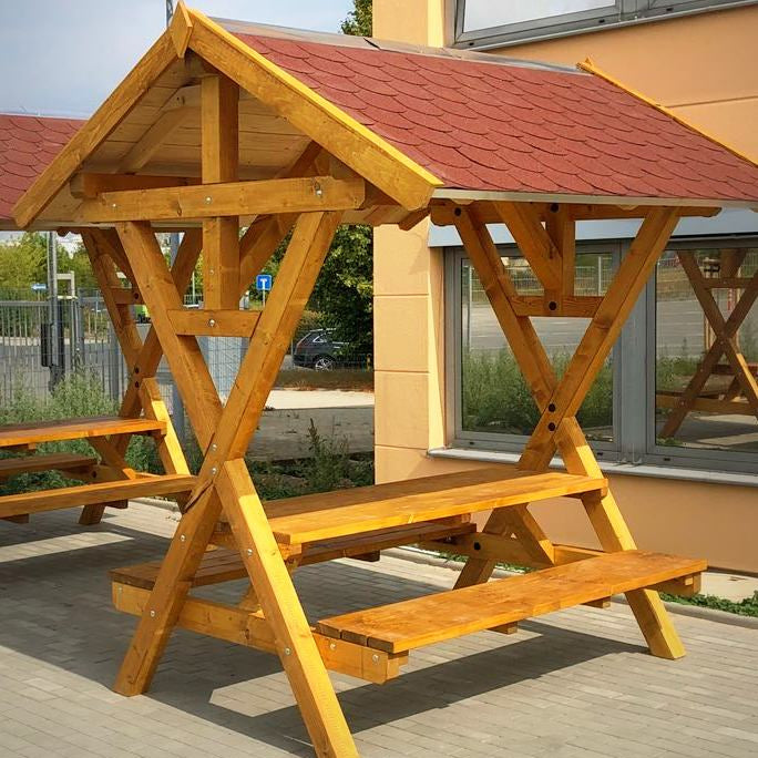 Überdachte Sitzgruppe auf einem Schulhof