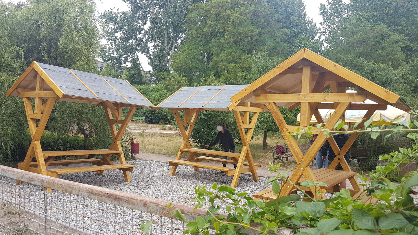 Pausenhof-Möbel aus Massivholz, JOSCHINGER Referenzprojekt