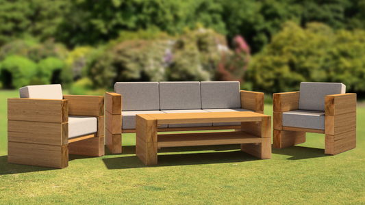 Balkenlounge aus Massivholz mit grauen Polstern im Garten – Sofa, zwei Sessel und Loungetisch