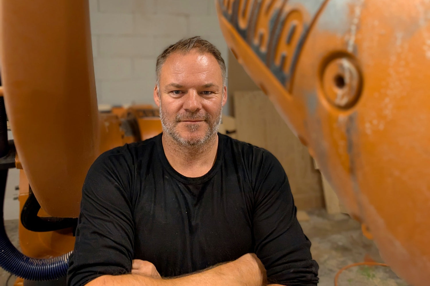 Beratung Banner: Inhaber vor KUKA-CNC-Roboter