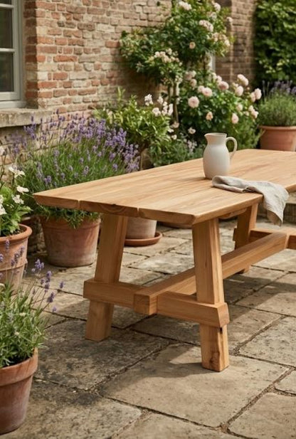 Massiver Eschentisch Corina im Garten mit Lavendel – Maserung farblos geölt