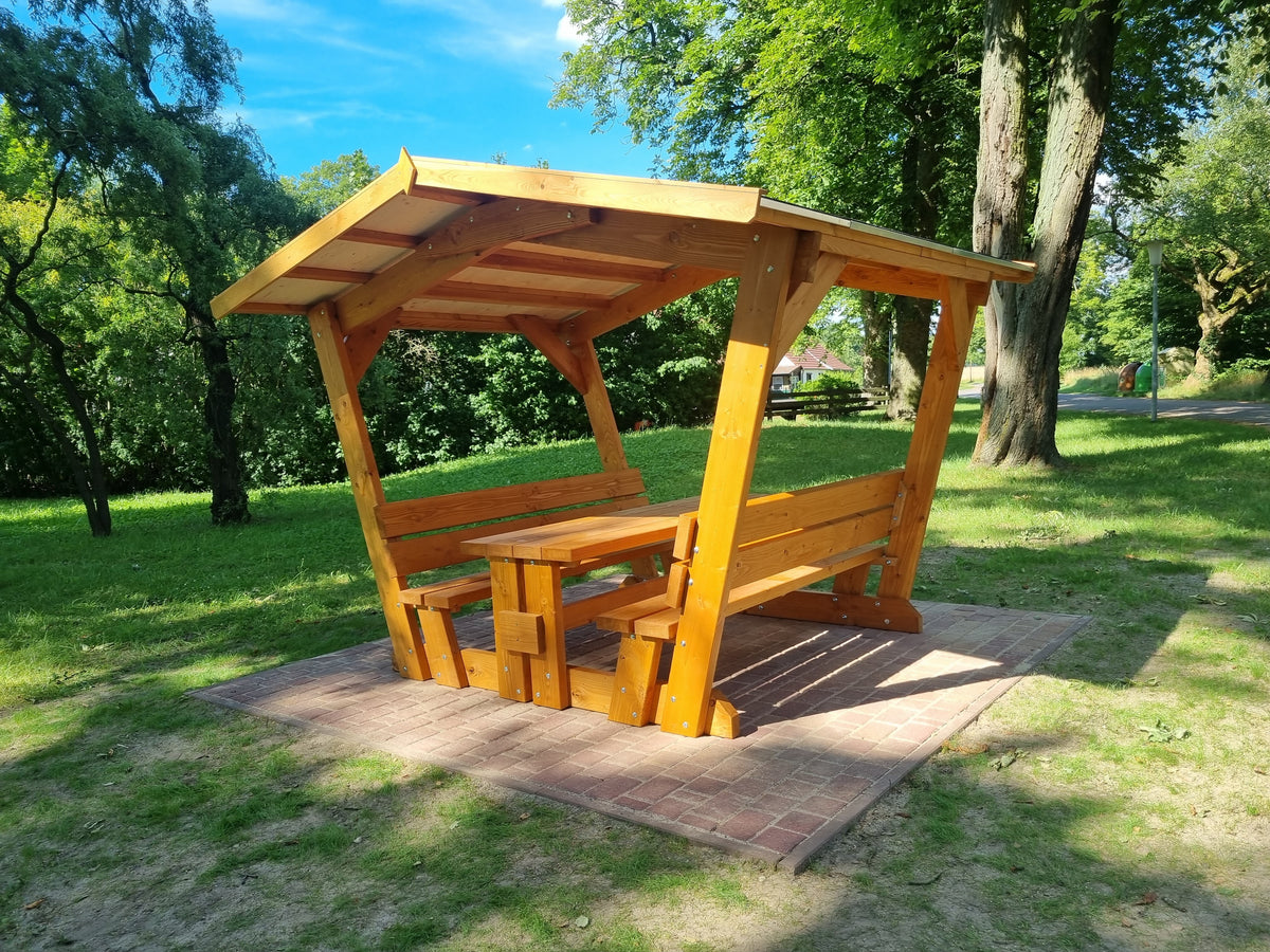 Waldschänke Klaus Douglasie – überdachte Sitzgruppe im Park, Gesamtansicht