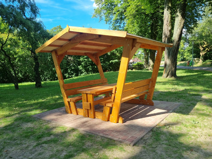 Waldschänke Klaus Douglasie – überdachte Sitzgruppe im Park, Gesamtansicht