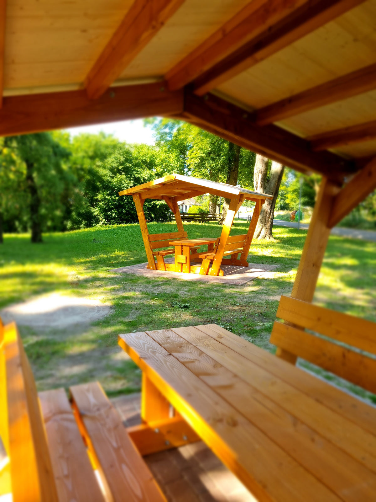 Waldschänke Klaus Douglasie – Blick unter dem Dach auf Tisch und Sitzbänke