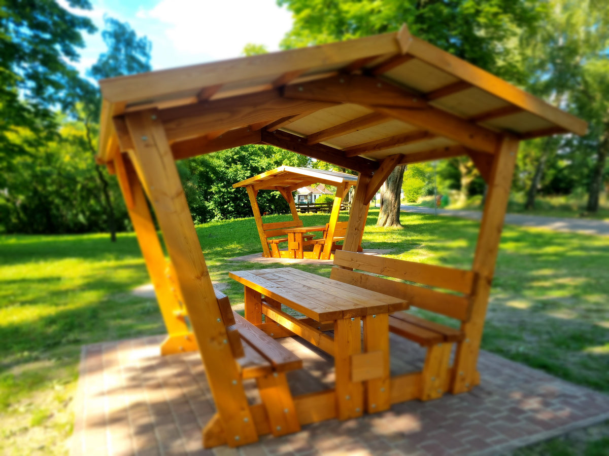 Waldschänke Klaus Douglasie – Detailansicht Dachkonstruktion und Sitzgruppe