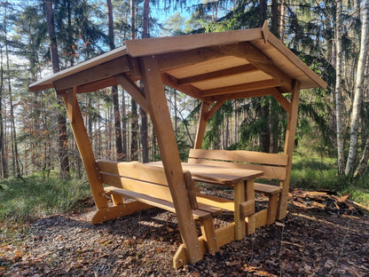 Waldschänke Klaus Eiche – überdachte Sitzgruppe aus massiver Eiche im Wald