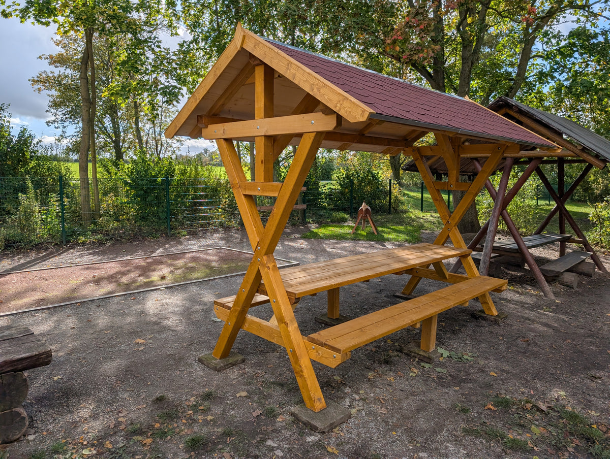 Waldschänke Premium XXL mit rotem Biberschwanz-Dach auf einem Spielplatz – Seitenansicht
